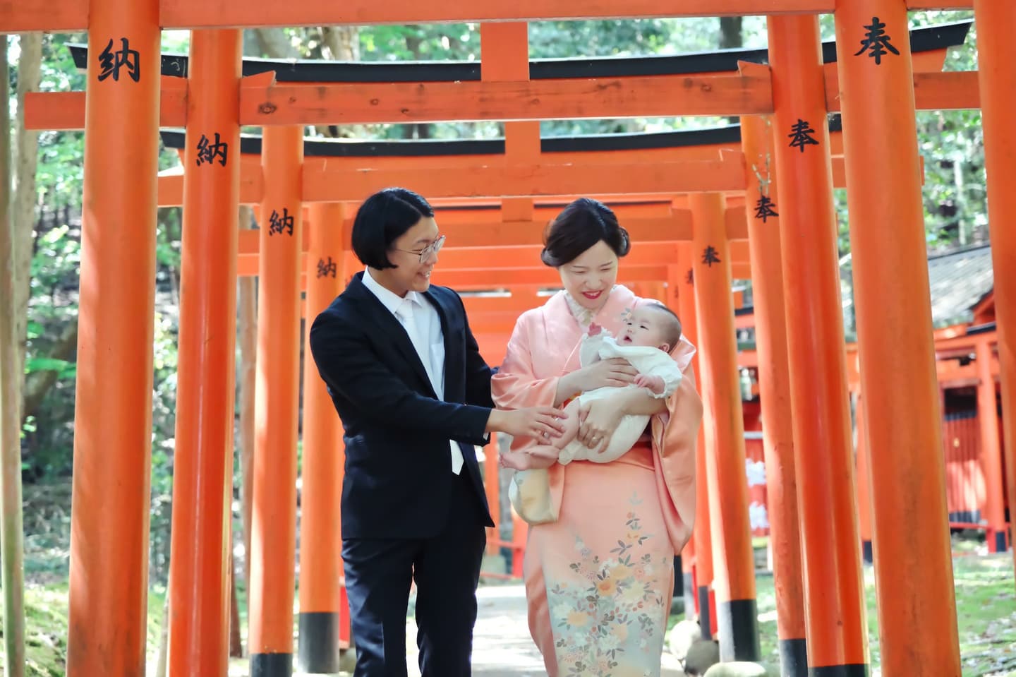橿原神宮でお宮参りの赤ちゃんの家族写真