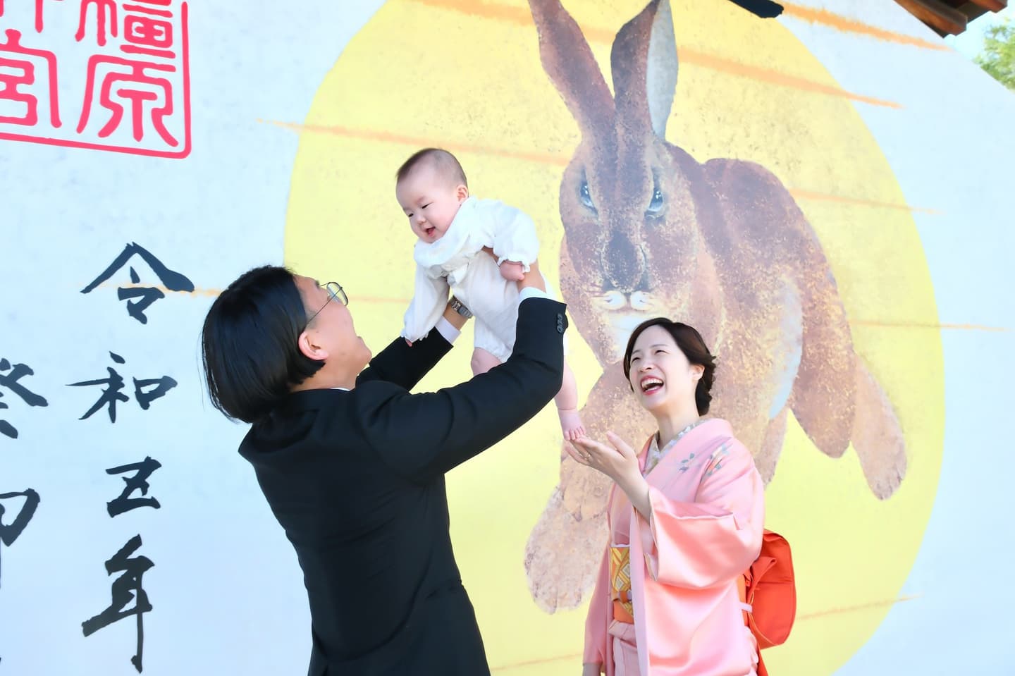 橿原神宮でお宮参りの赤ちゃんの家族写真