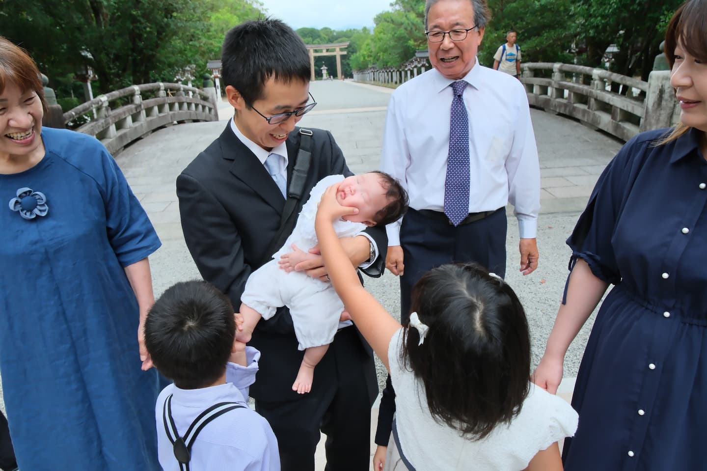 橿原神宮でお宮参りの赤ちゃんの家族写真