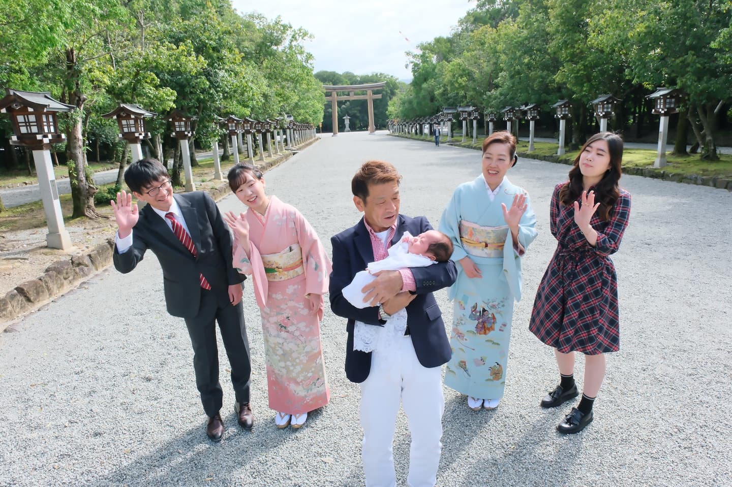 橿原神宮でお宮参りの赤ちゃんの家族写真