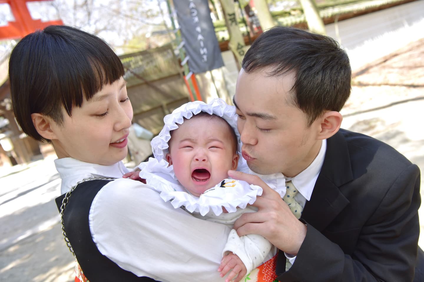 下鴨神社でお宮参りの赤ちゃんの家族写真