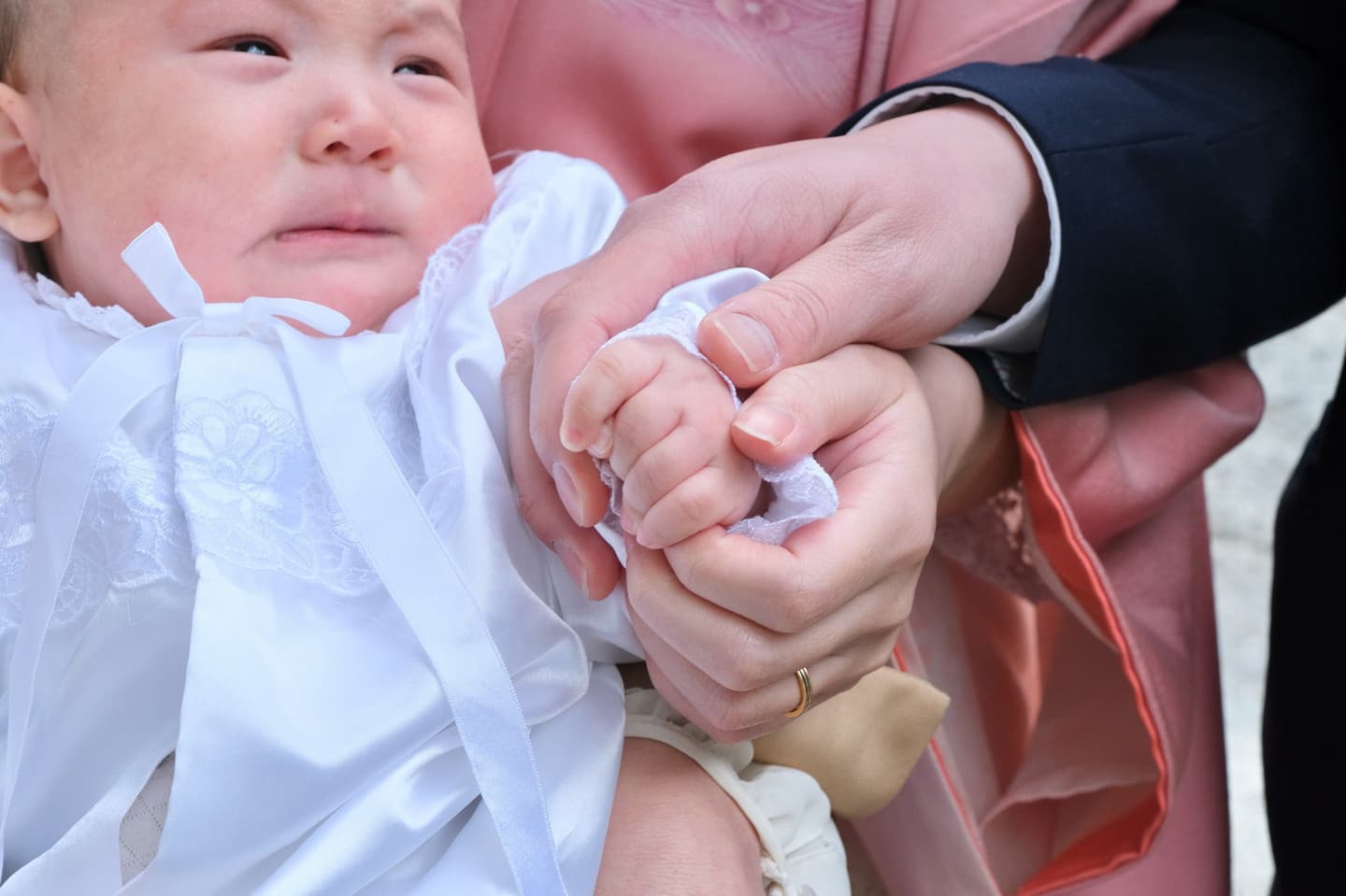 龍田大社でお宮参りの赤ちゃんの家族写真