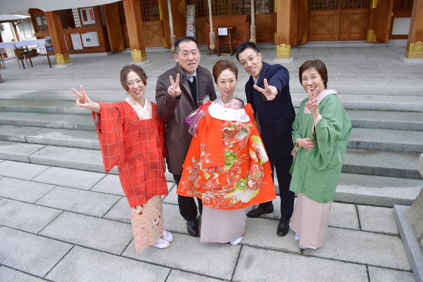 岸城神社でお宮参りをした赤ちゃんと家族