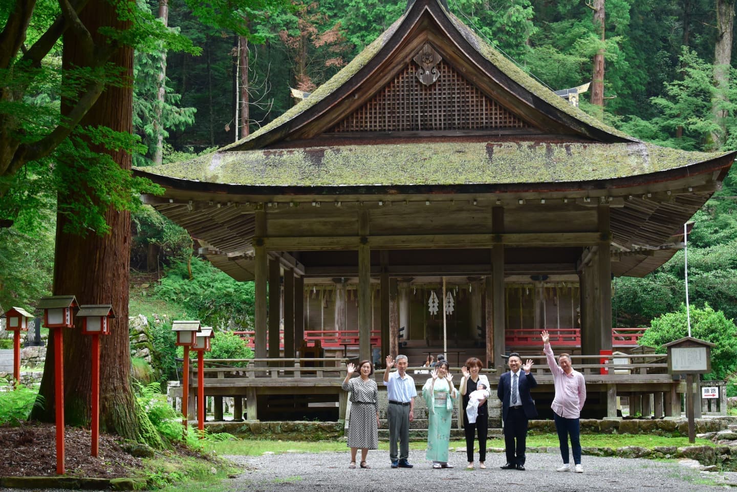 日吉大社でお宮参りをした赤ちゃんと家族