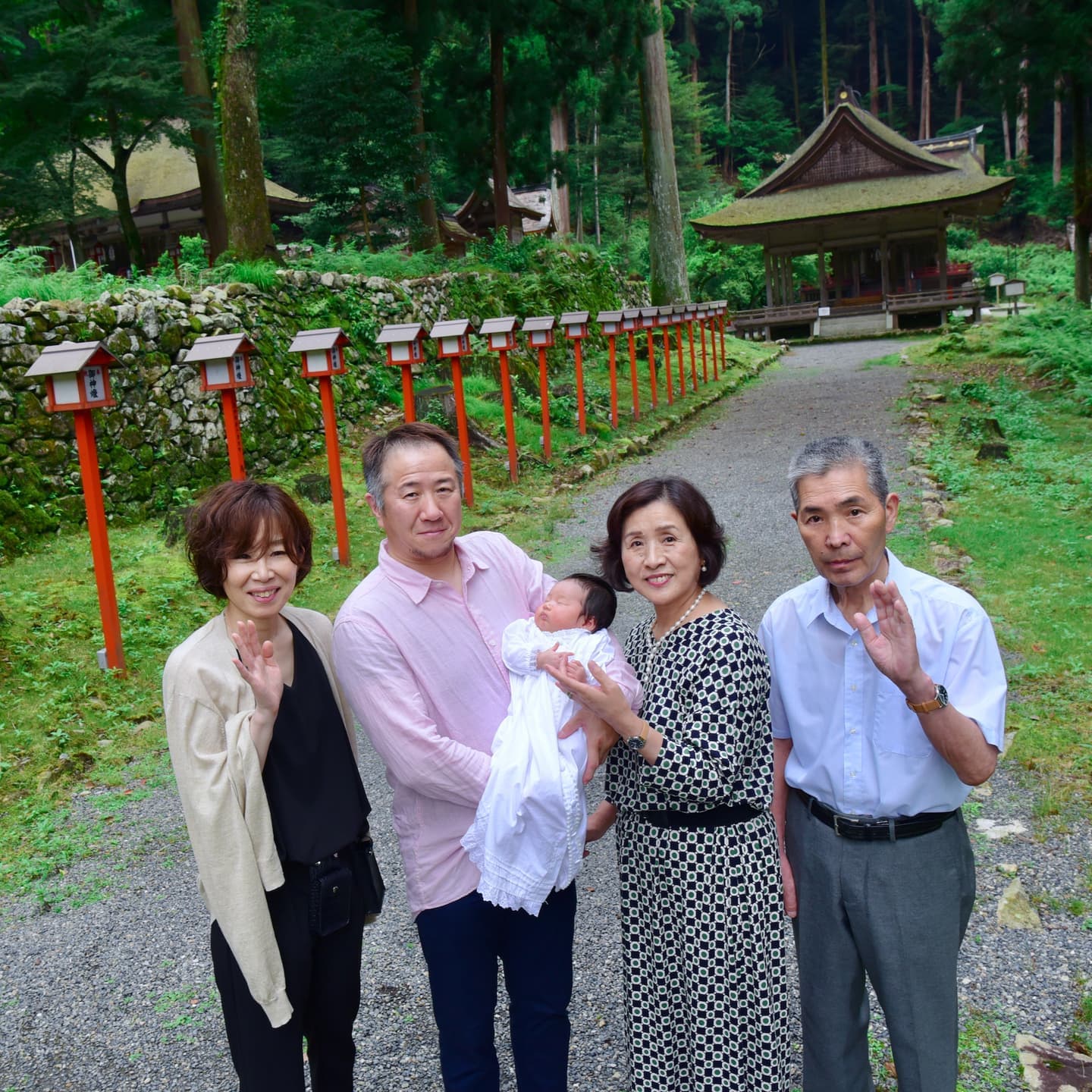 日吉大社でお宮参りをした赤ちゃんと家族