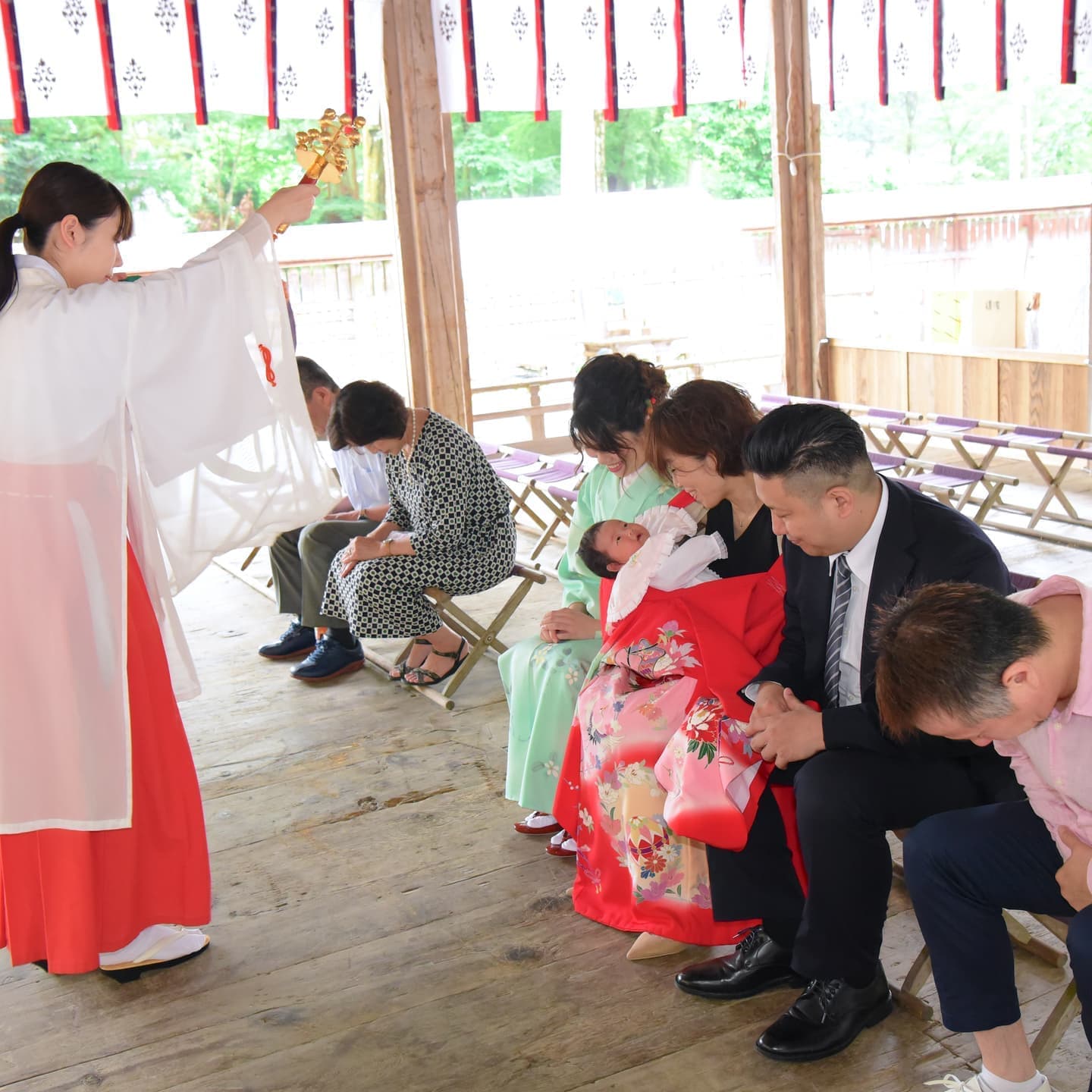 日吉大社でお宮参りをした赤ちゃんと家族