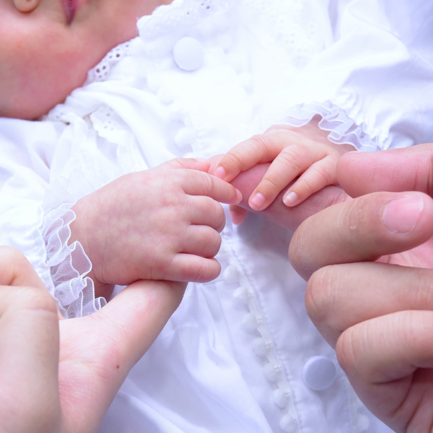 日吉大社でお宮参りをした赤ちゃんと家族