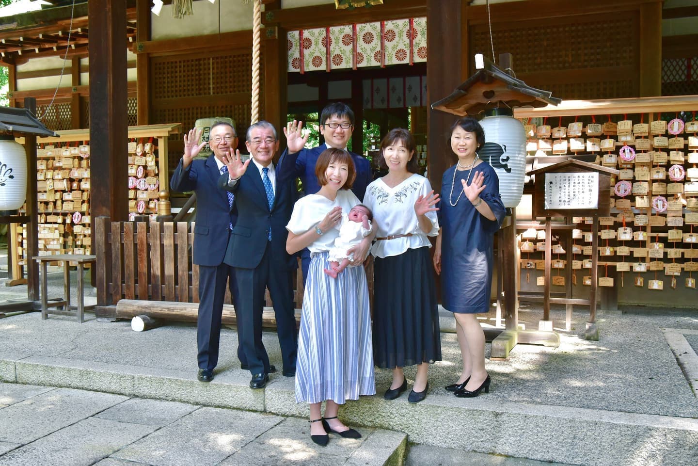 岡崎神社でお宮参りをした赤ちゃんと家族