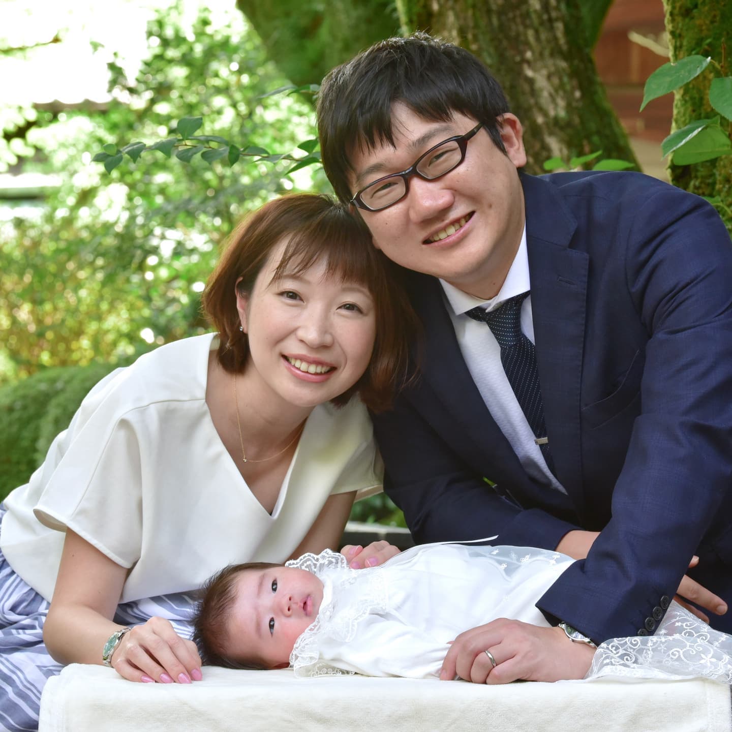 岡崎神社でお宮参りをした赤ちゃんと家族