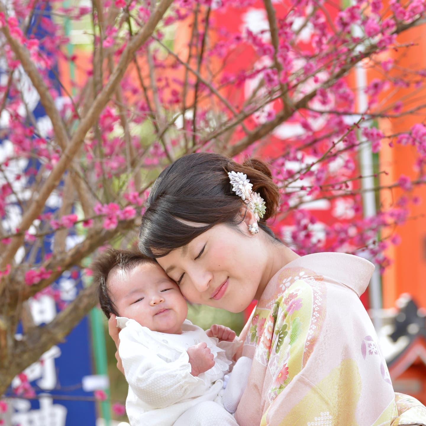 豊中稲荷神社でお宮参りをした赤ちゃんと家族