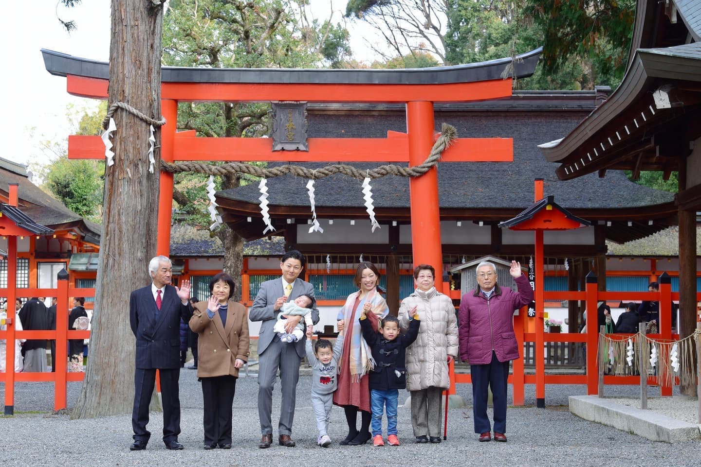 吉田神社でお宮参りの赤ちゃんと兄弟家族