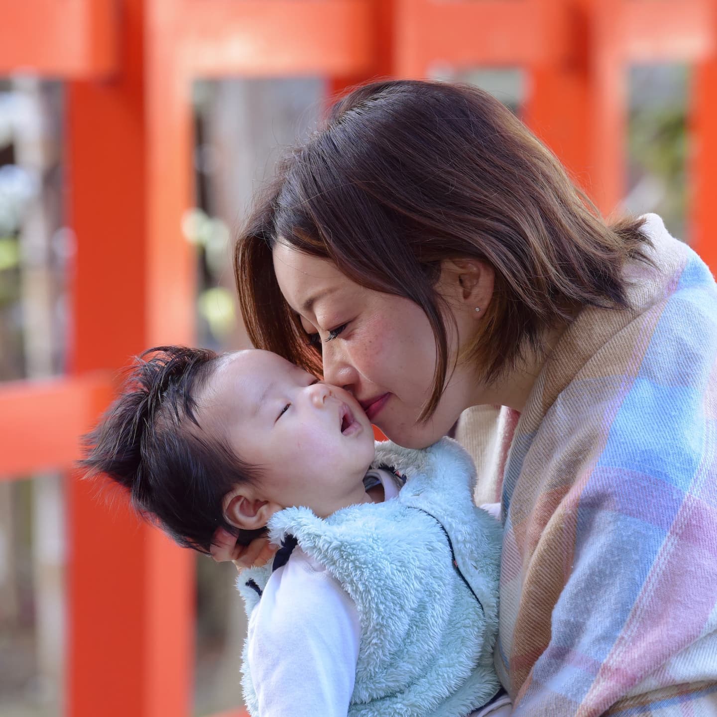 吉田神社でお宮参りの赤ちゃんと兄弟と家族