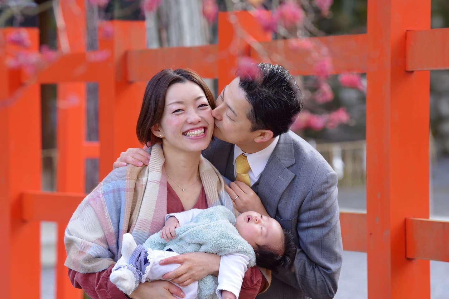 吉田神社でお宮参りをした赤ちゃんと家族