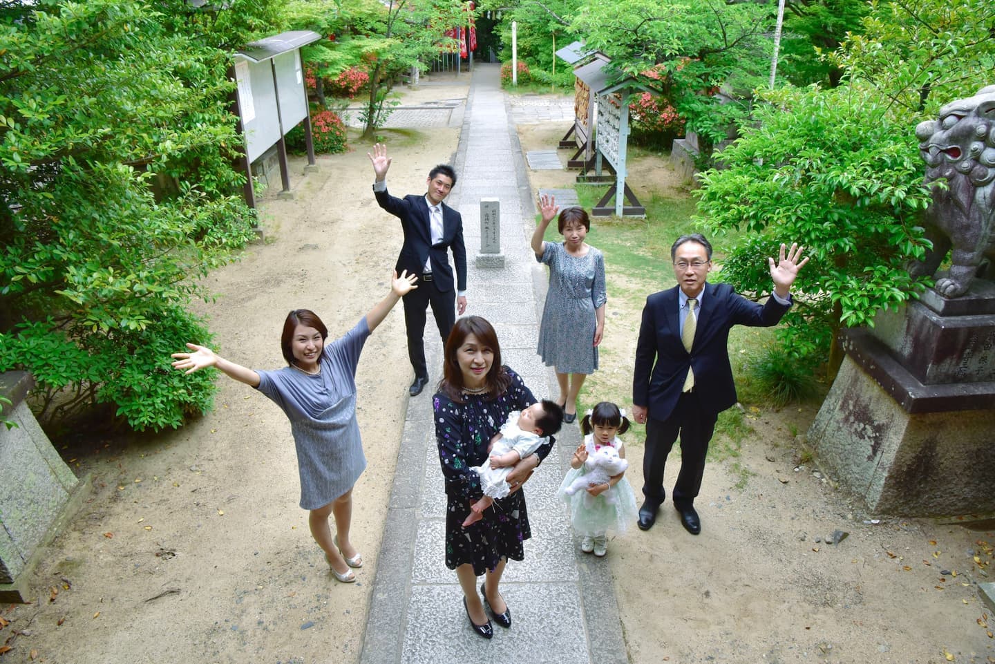 意賀美神社でお宮参りをした赤ちゃんと家族