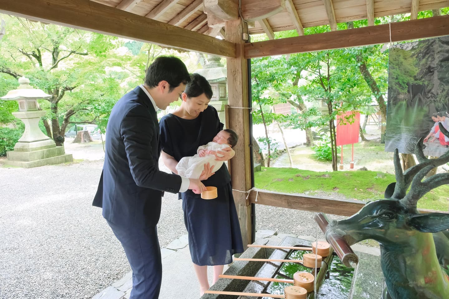 大原野神社でお宮参りの赤ちゃんとパパとママの家族