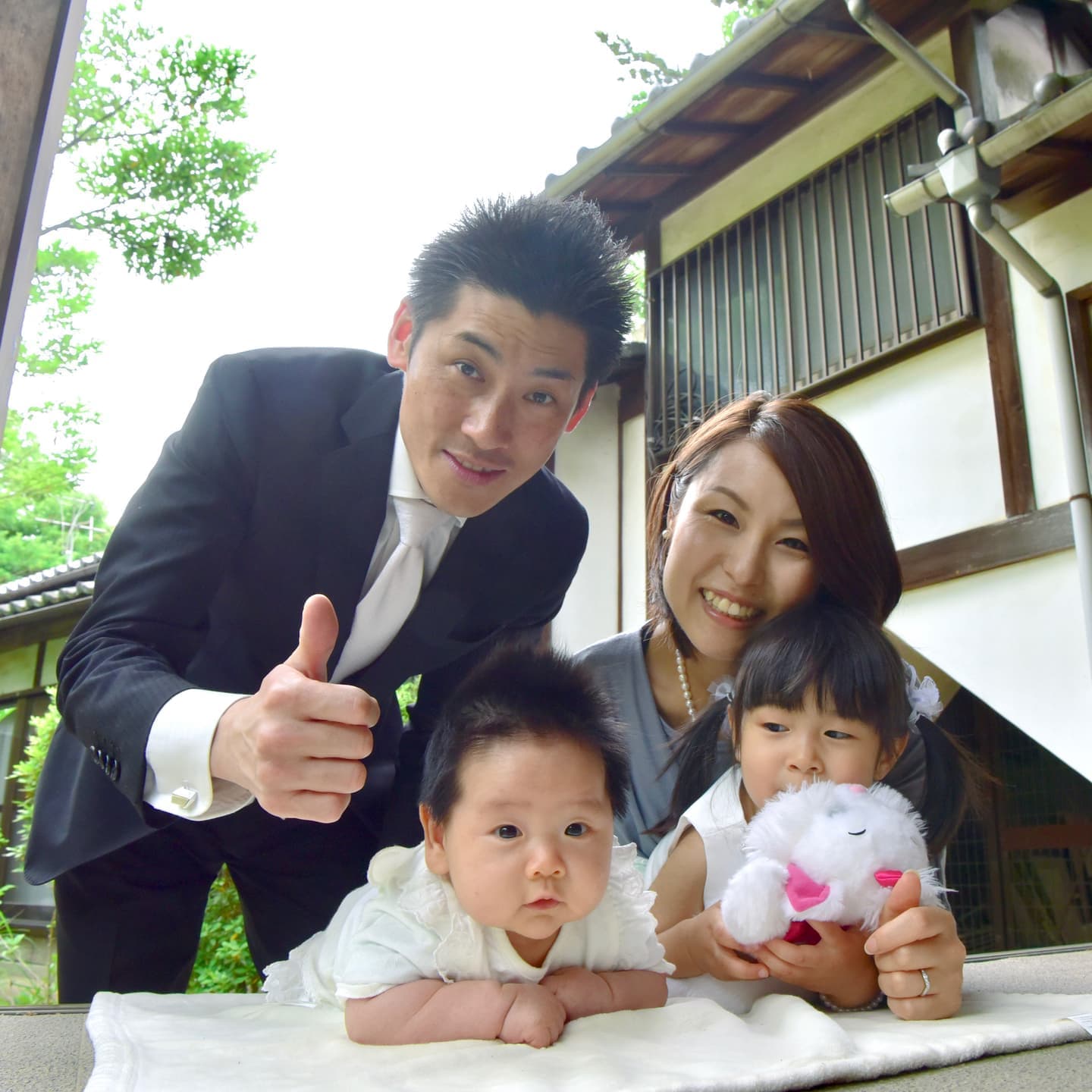 意賀美神社でお宮参りの赤ちゃんと家族