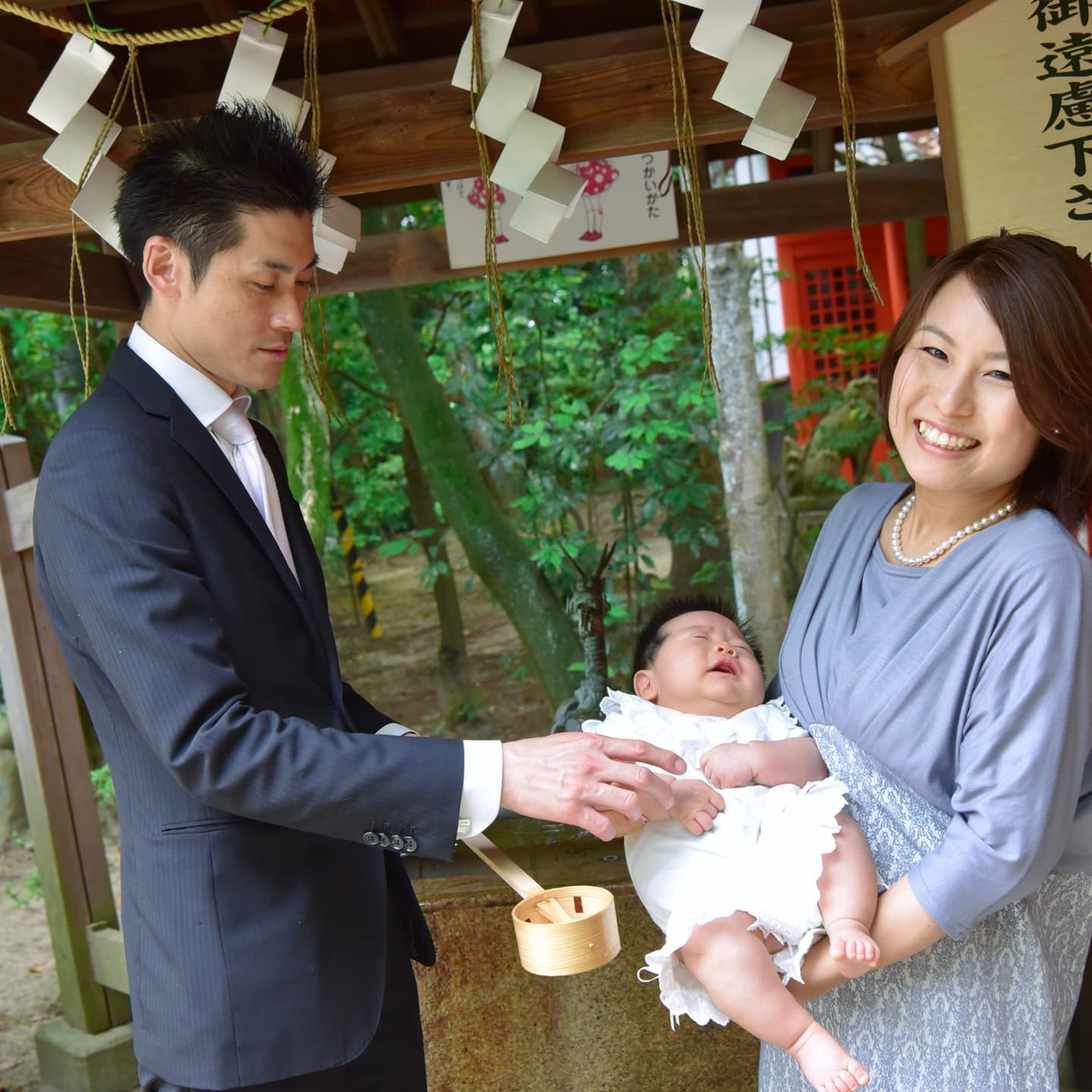 意賀美神社でお宮参りの赤ちゃんと家族