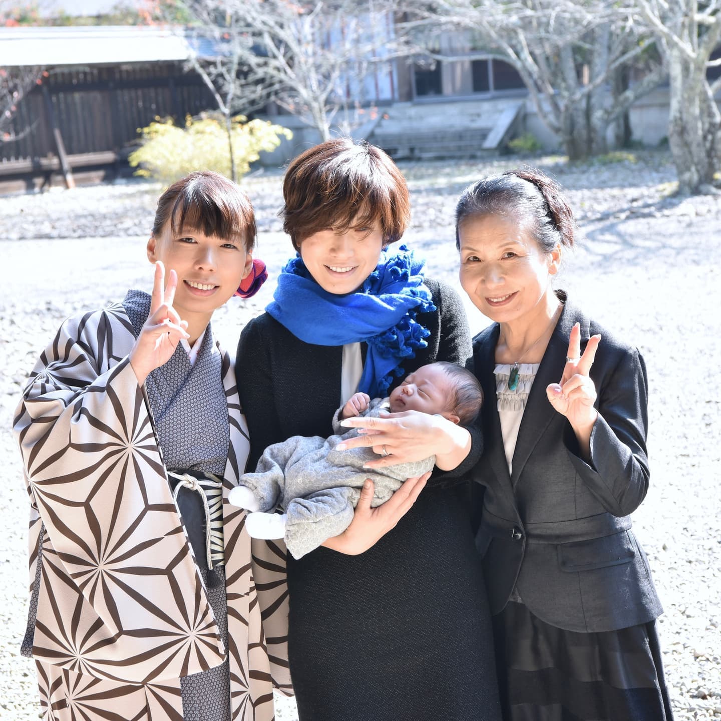 吉野神宮でお宮参りをした赤ちゃんと家族
