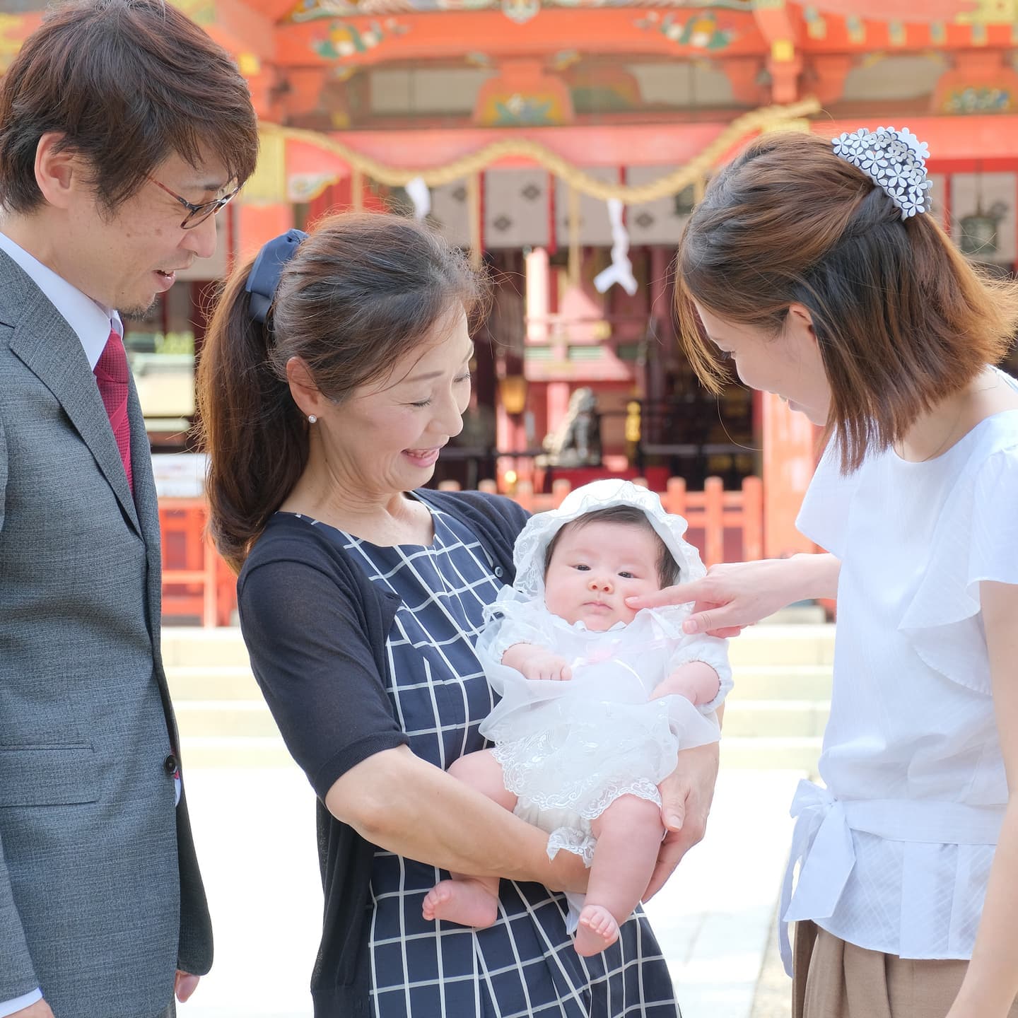 長田神社でお宮参りをした赤ちゃんと家族