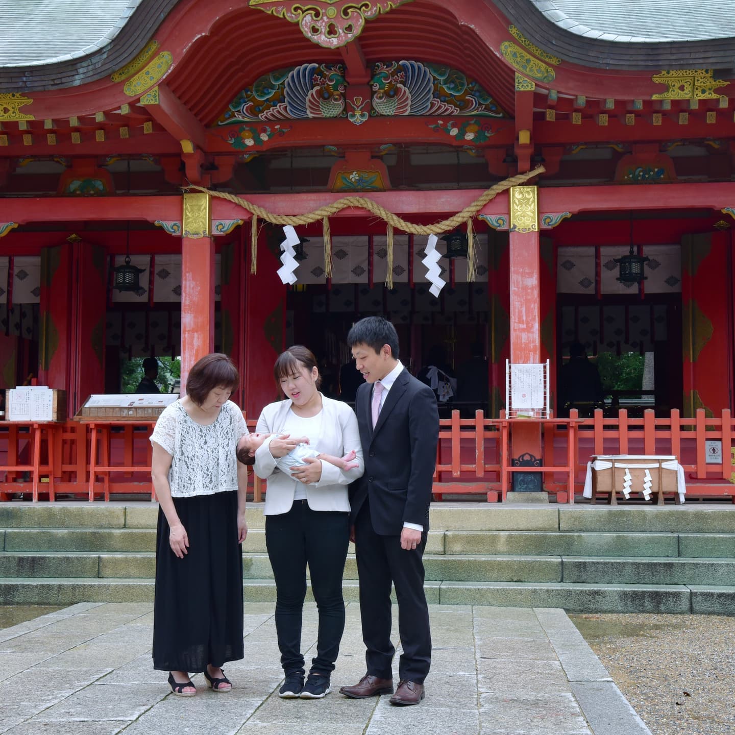長田神社でお宮参りをした赤ちゃんと家族