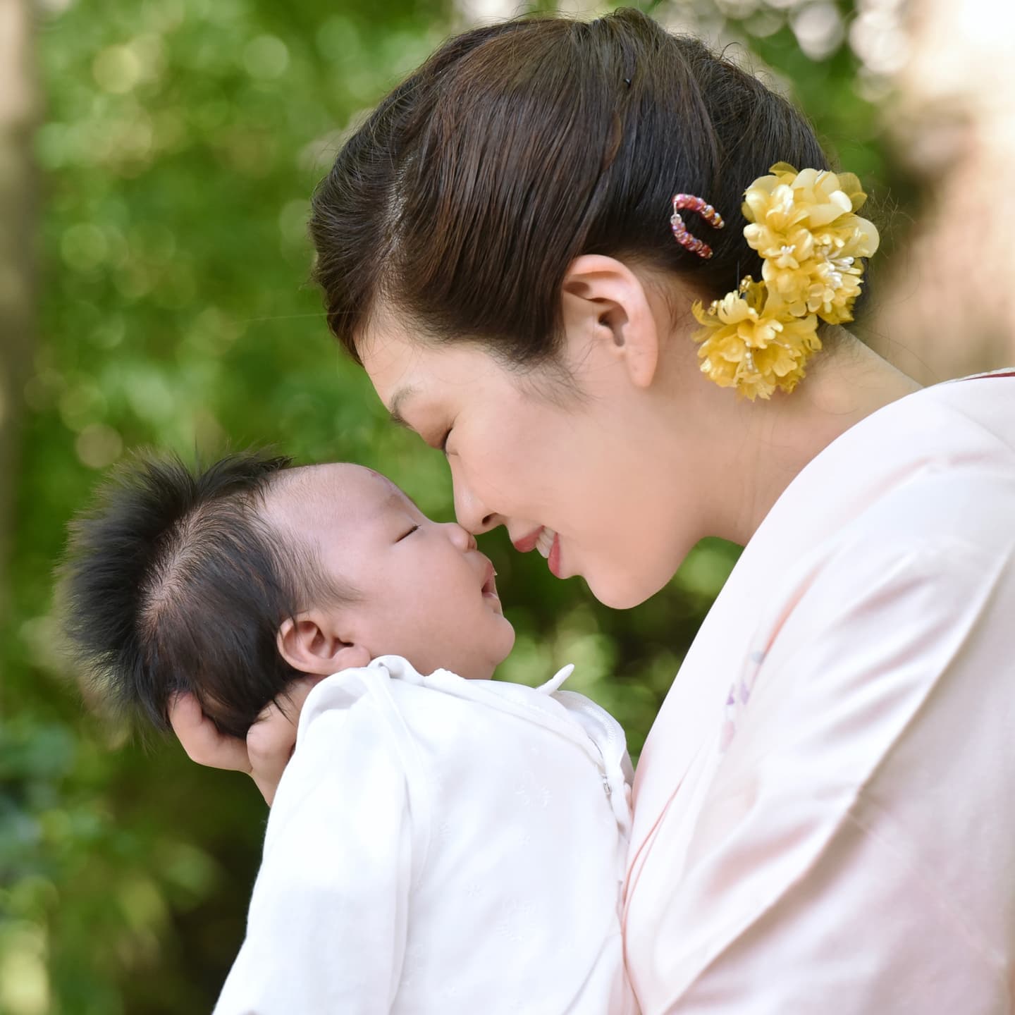 豊國神社でお宮参りをした赤ちゃんと家族