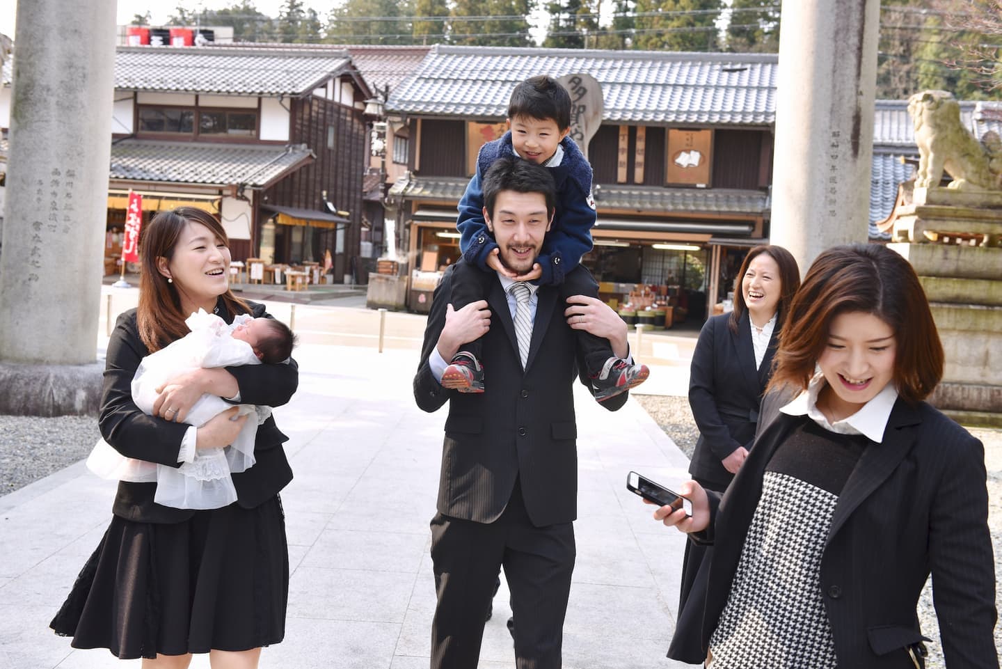 多賀大社でお宮参りをした赤ちゃんと家族