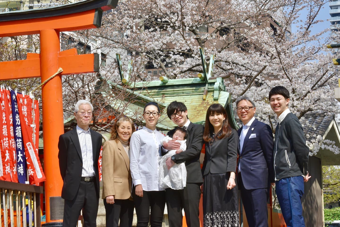 難波神社でお宮参りをした赤ちゃんと家族