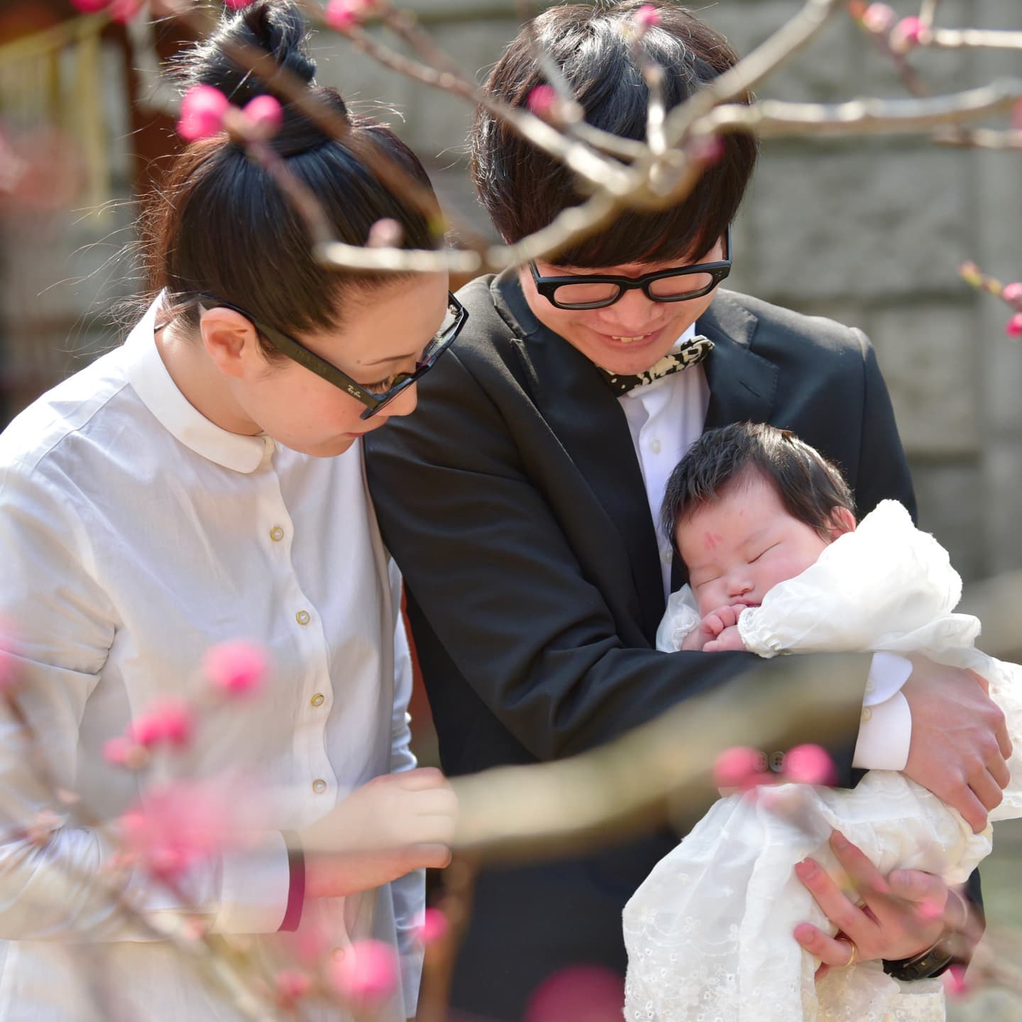 難波神社でお宮参りをした赤ちゃんと家族