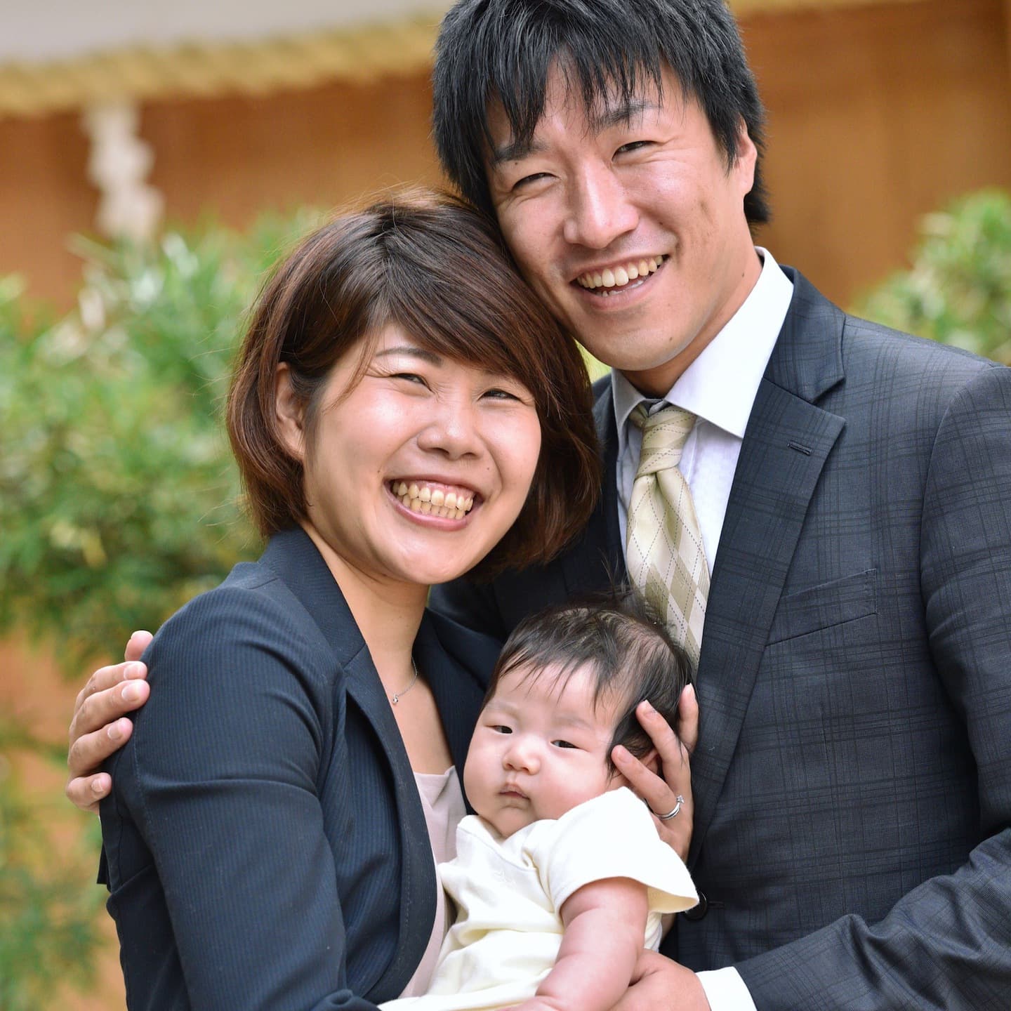 率川神社でお宮参りをした赤ちゃんと家族