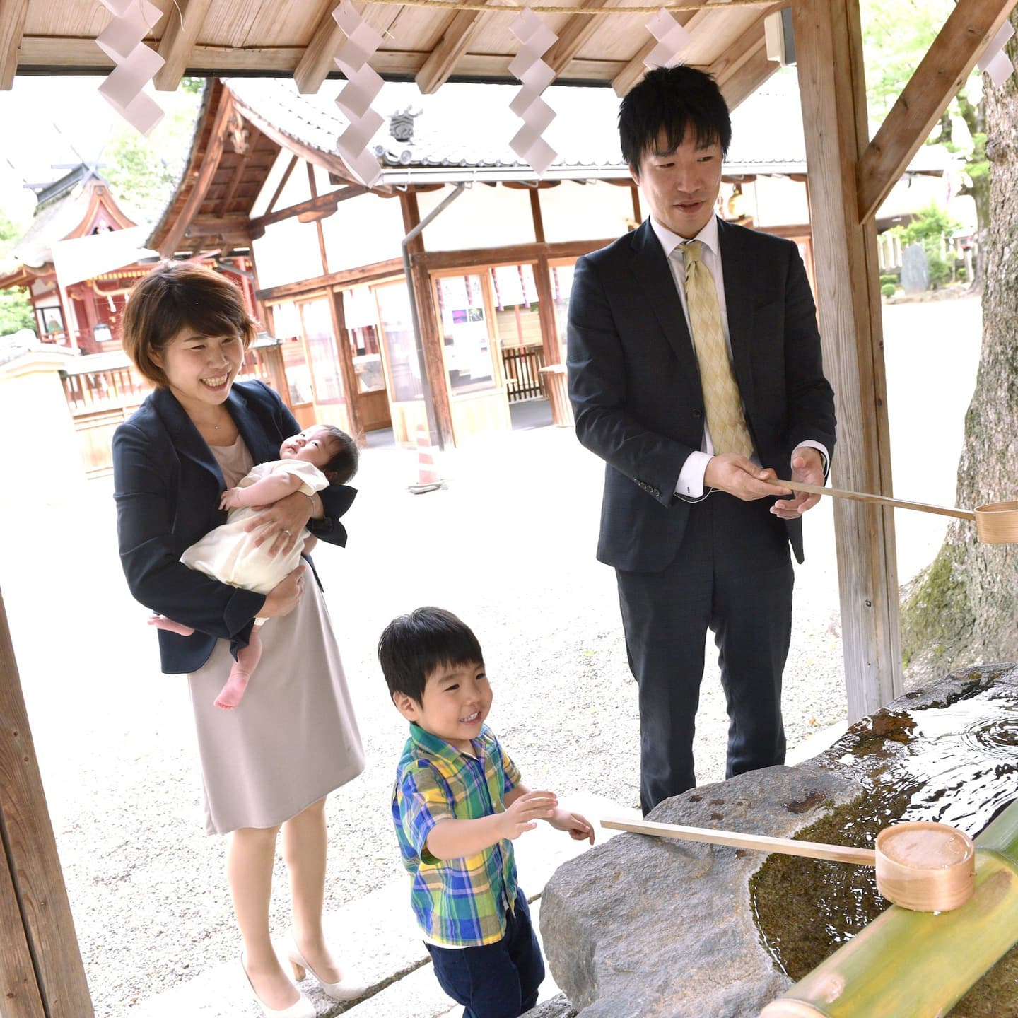 率川神社でお宮参りをした赤ちゃんと家族