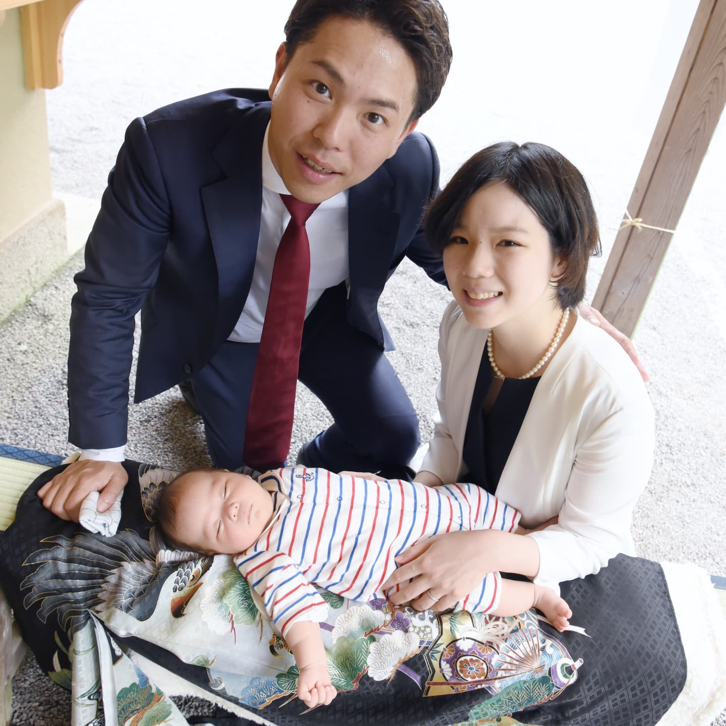 浜松八幡宮でお宮参りをした赤ちゃんと家族