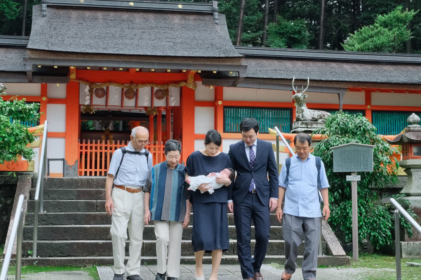 大原野神社でお宮参りの赤ちゃんの家族写真