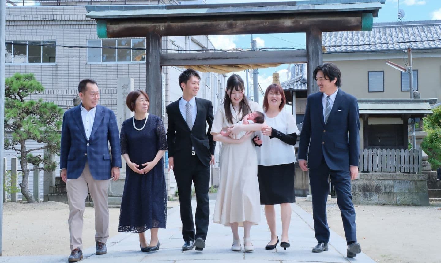 神社でお宮参りの赤ちゃんの家族写真