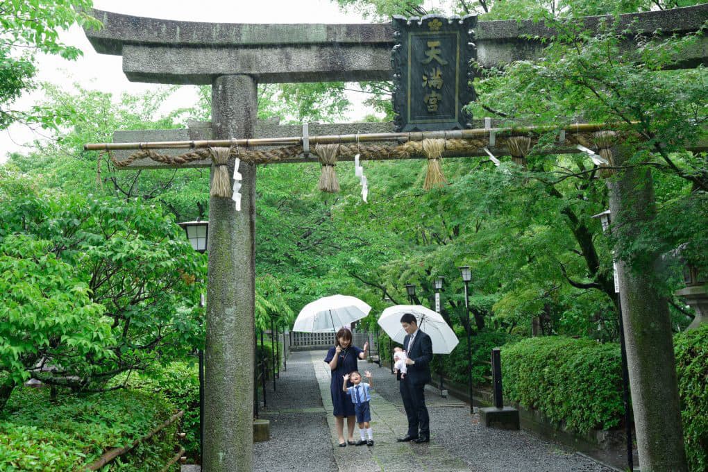 長岡天満宮でお宮参りの赤ちゃんの家族写真