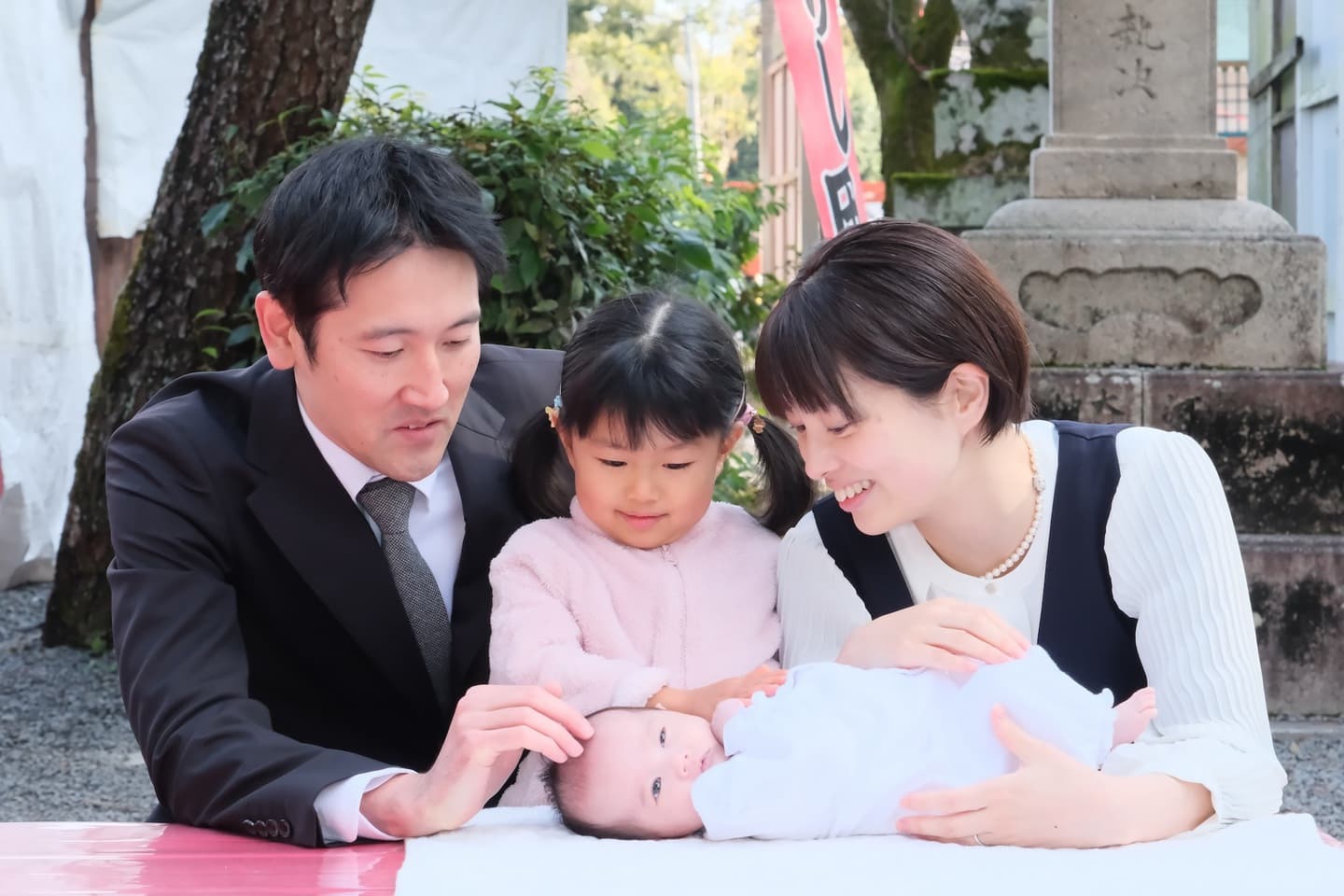 松尾大社でお宮参りの赤ちゃんと家族
