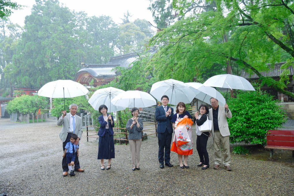 長岡天満宮でお宮参りの赤ちゃんの家族写真