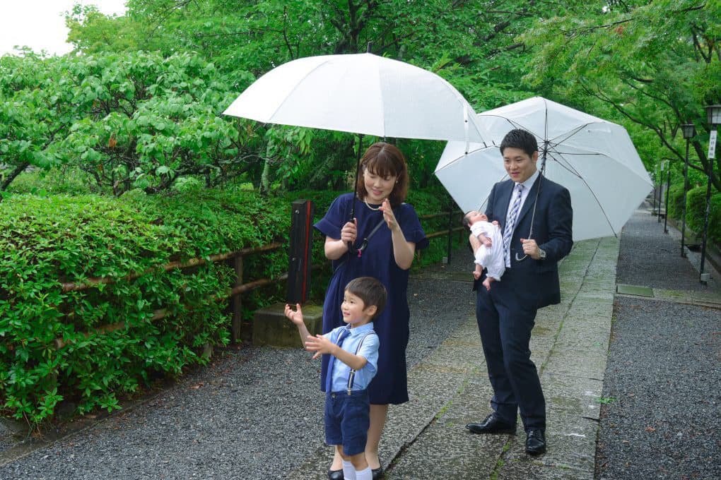 長岡天満宮でお宮参りの赤ちゃんの家族写真