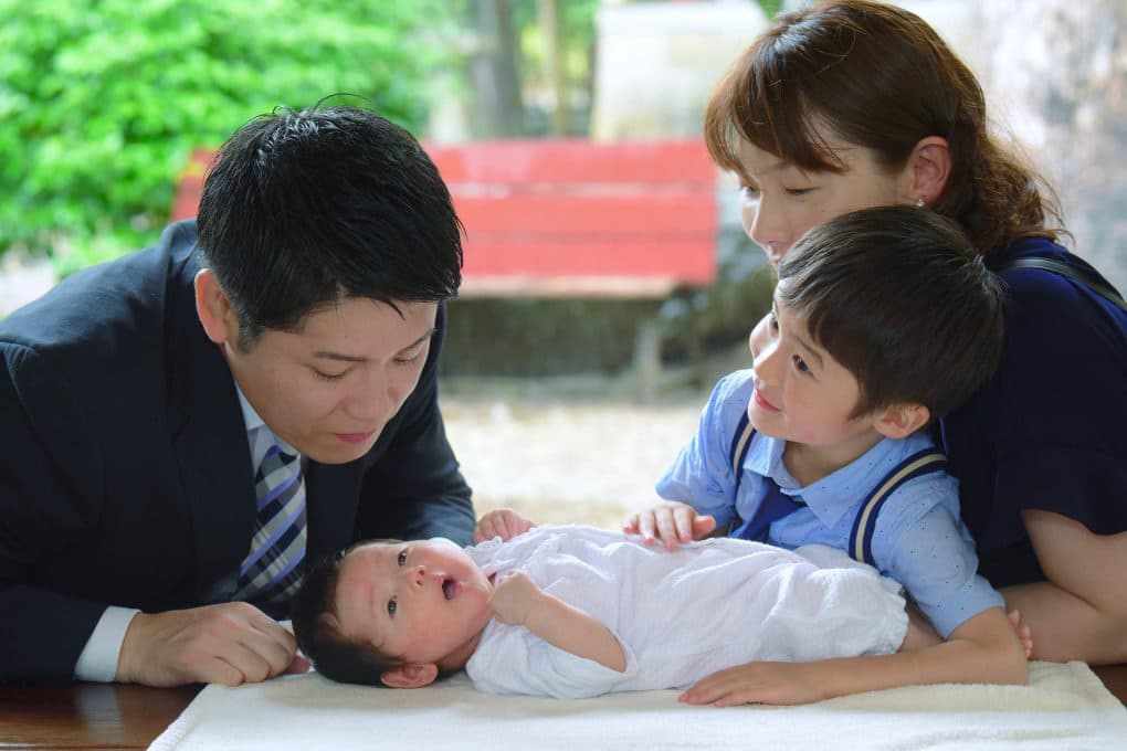 長岡天満宮でお宮参りの赤ちゃんの家族写真