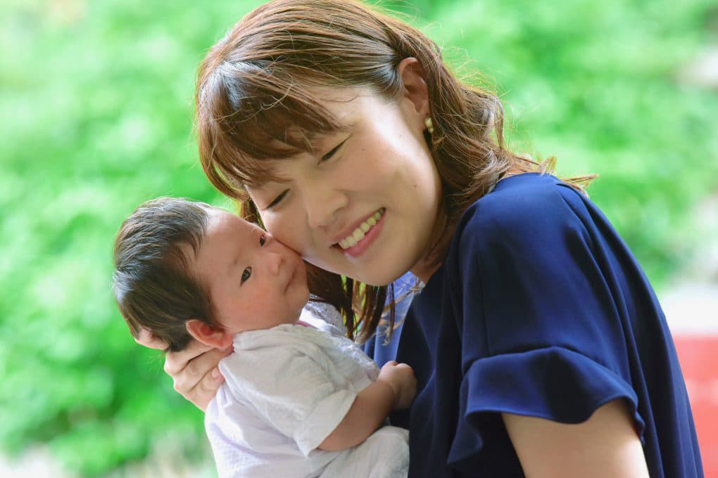 長岡天満宮でお宮参りの赤ちゃんの家族写真