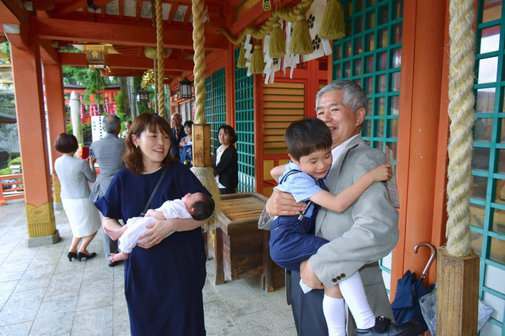 長岡天満宮でお宮参りの赤ちゃんの家族写真
