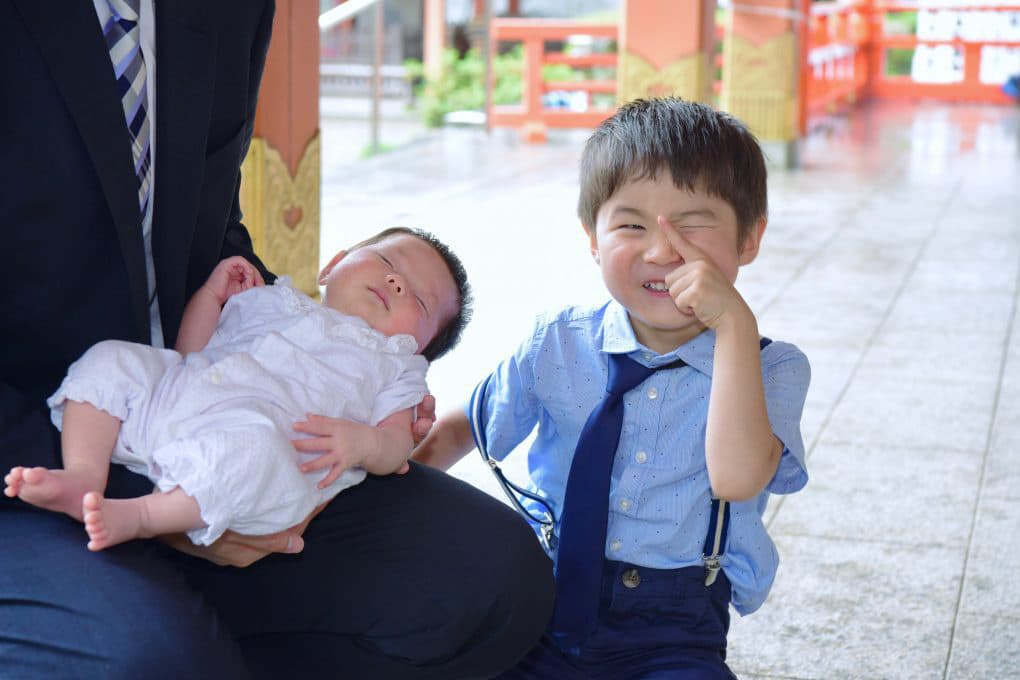 長岡天満宮でお宮参りの赤ちゃんの家族写真