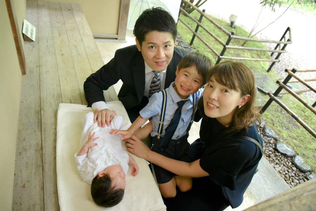 長岡天満宮でお宮参りの赤ちゃんの家族写真