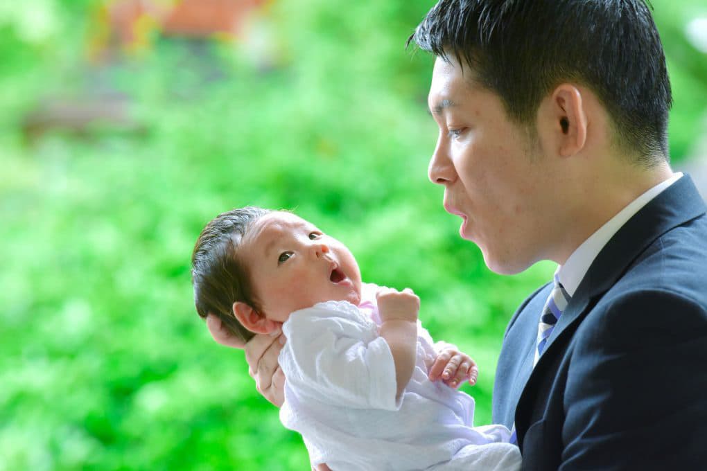 長岡天満宮でお宮参りの赤ちゃんの家族写真