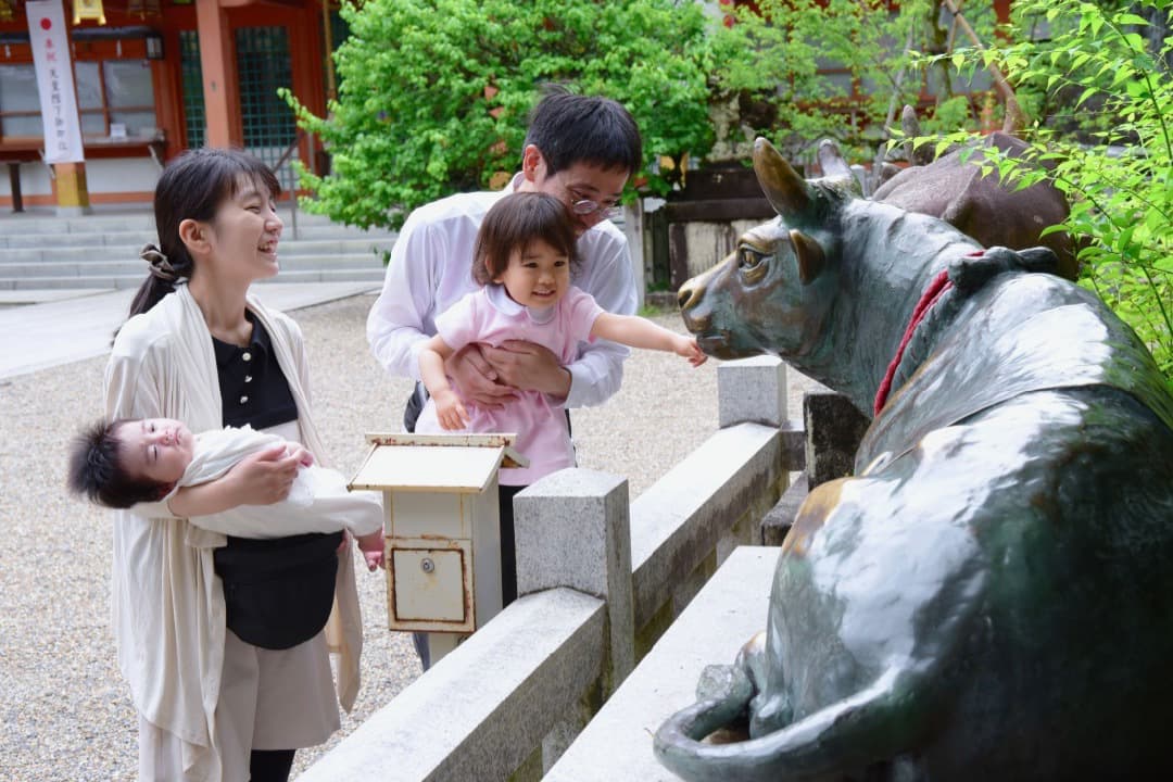 長岡天満宮でお宮参りの赤ちゃんの家族写真