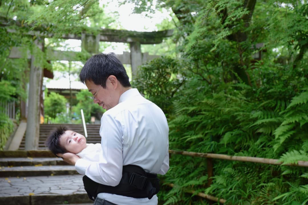 長岡天満宮でお宮参りの赤ちゃんの家族写真