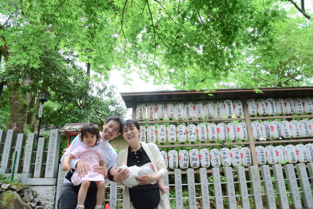 長岡天満宮でお宮参りの赤ちゃんの家族写真