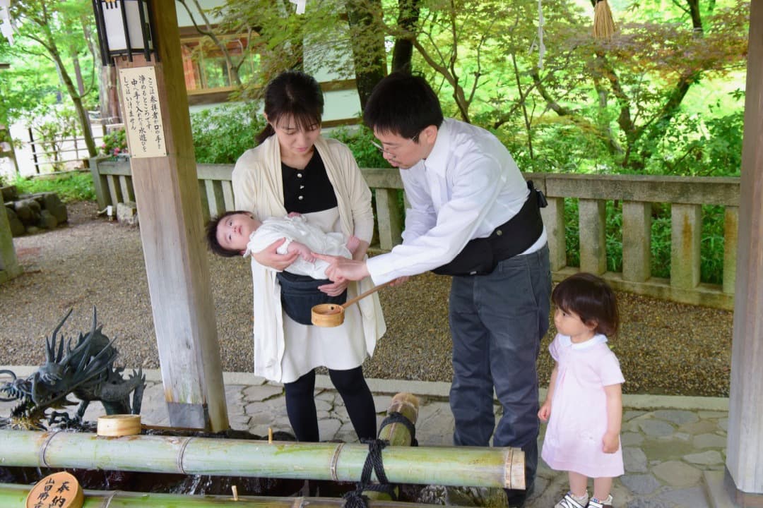 長岡天満宮でお宮参りの赤ちゃんの家族写真