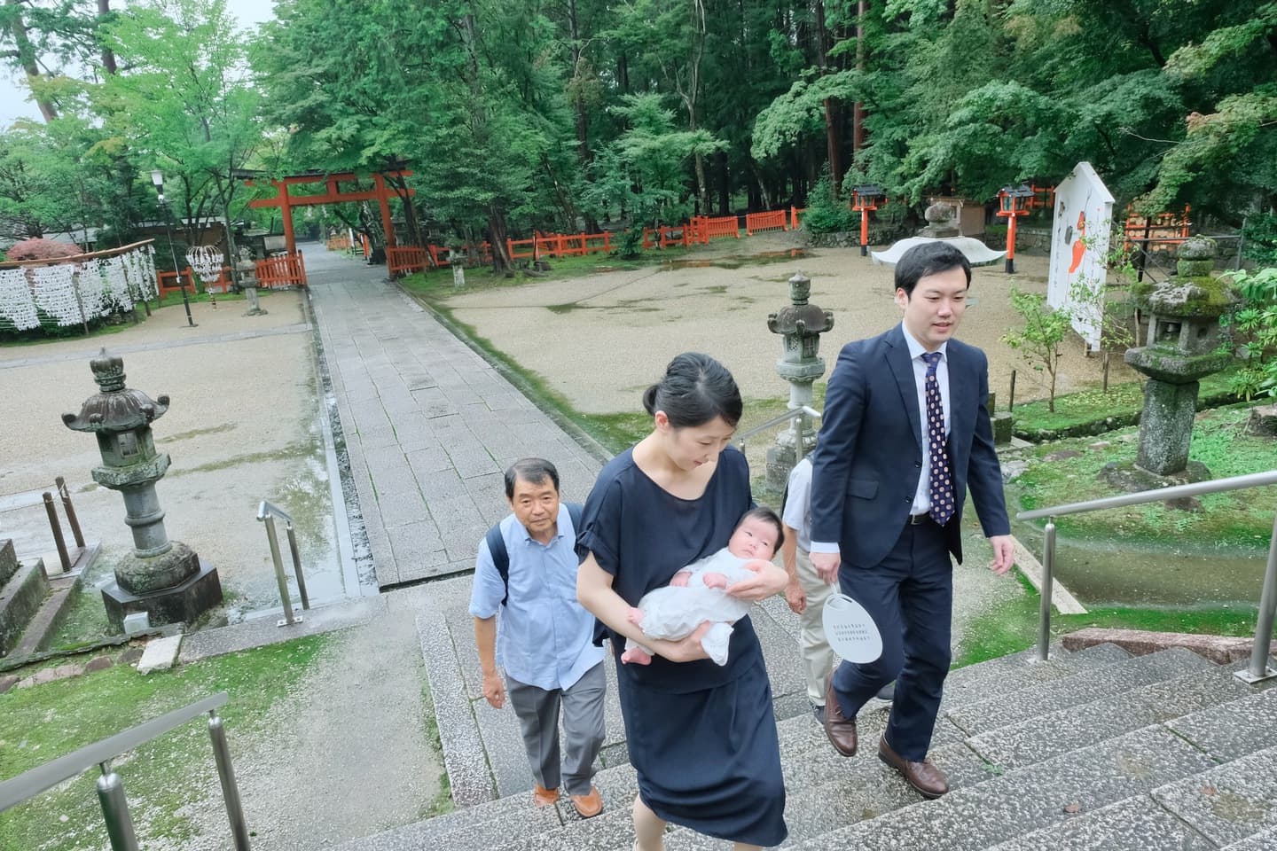 大原野神社でお宮参りの赤ちゃんの家族写真