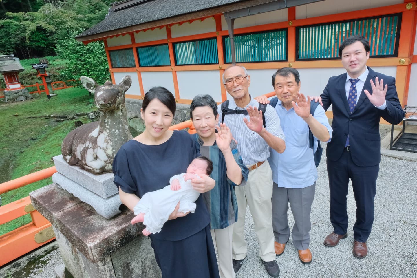 大原野神社でお宮参りの赤ちゃんの家族写真