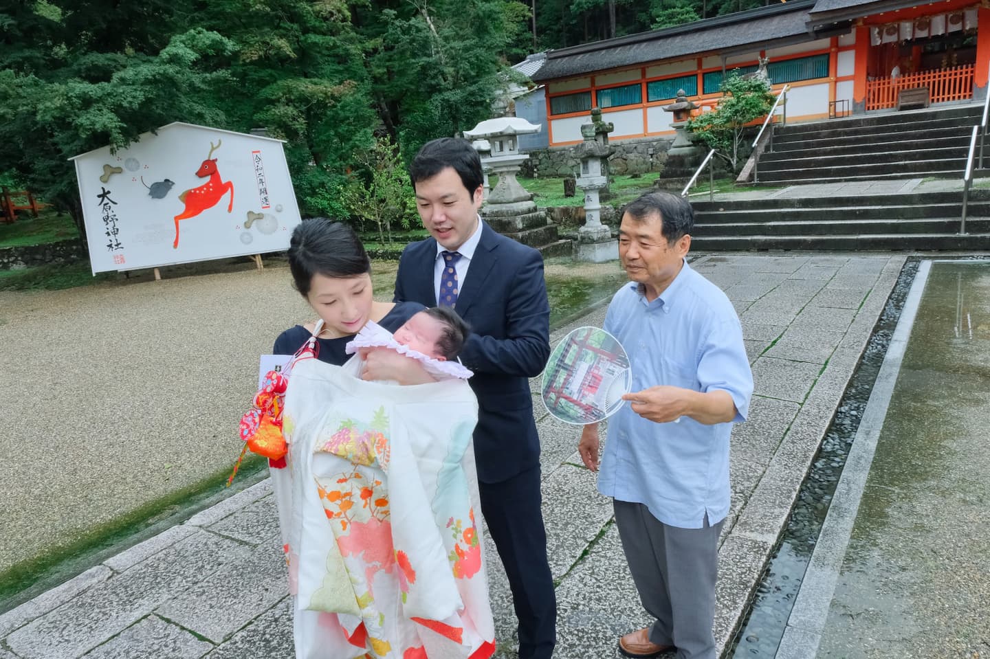 大原野神社でお宮参りの赤ちゃんの家族写真